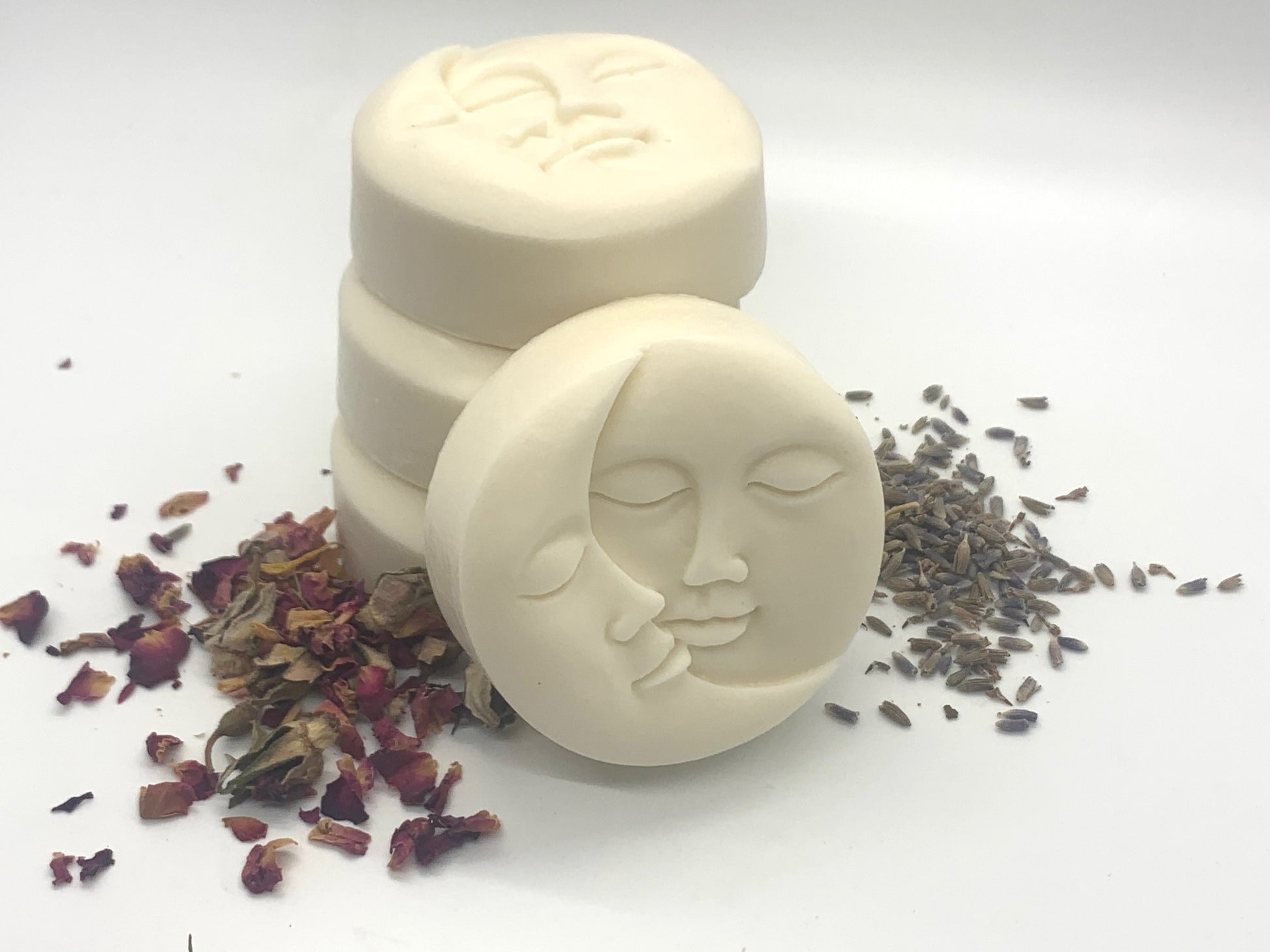 A gentle and all-natural goat's milk soap bar with rose and lavender.